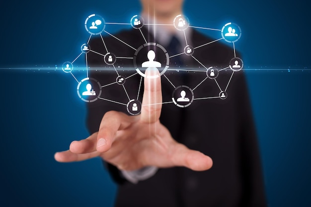 Empresario presionando botones sociales modernos en un fondo virtual