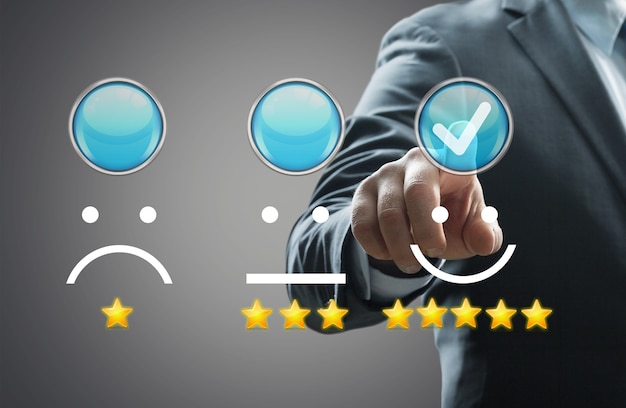 Empresario presionando emoticon de cara sonriente