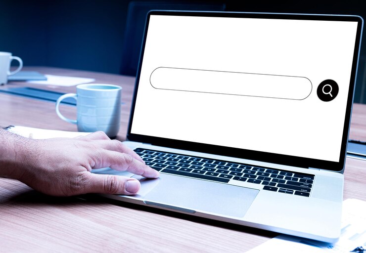 Foto empresario presionando a mano teclado portátil con motores de búsqueda de iconos en pantalla portátil