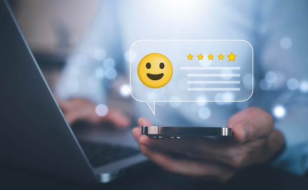 Empresário pressionando sorriso no conceito de avaliação de atendimento ao cliente de teclado de laptop para experiência de serviço em aplicativo on-line Pesquisa de feedback de satisfação de revisão do clienteFeedback negativo
