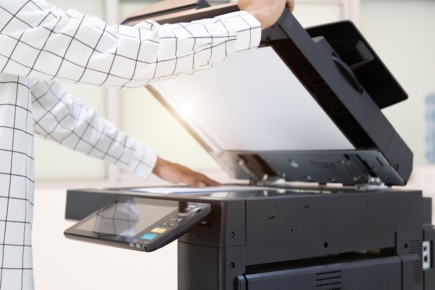 Empresário pressione o botão no painel da rede de fotocopiadoras da impressora Trabalhando em fotocópias na impressora de conceito de escritório é um equipamento de ferramenta de trabalhador de escritório para digitalização e cópia de papel