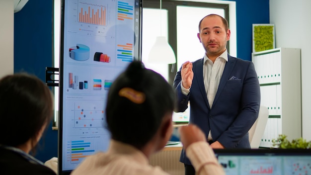 Empresario profesional planificando un nuevo proyecto con sus compañeros de trabajo explicando la estrategia de la empresa