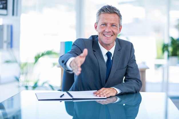 Foto empresário pronto para apertar mão