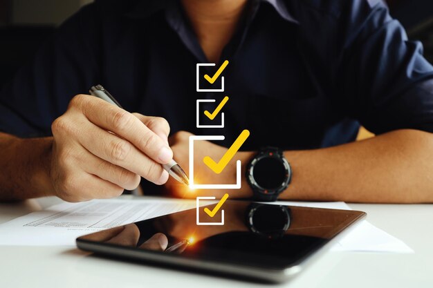 Empresario que aprueba proyectos corporativos conceptos empresariales