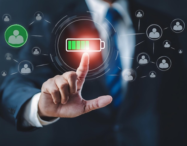 Empresário que carrega a rede digital