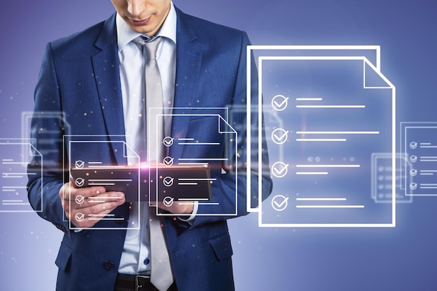 Empresario que gestiona documentos digitales en un entorno virtual