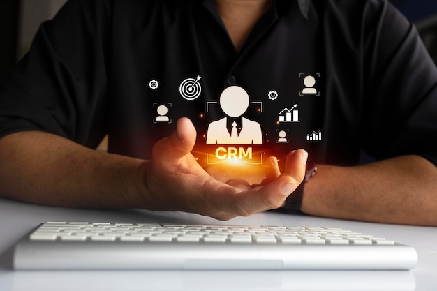 Empresario que gestiona el sistema CRM con interfaz virtual xAxA