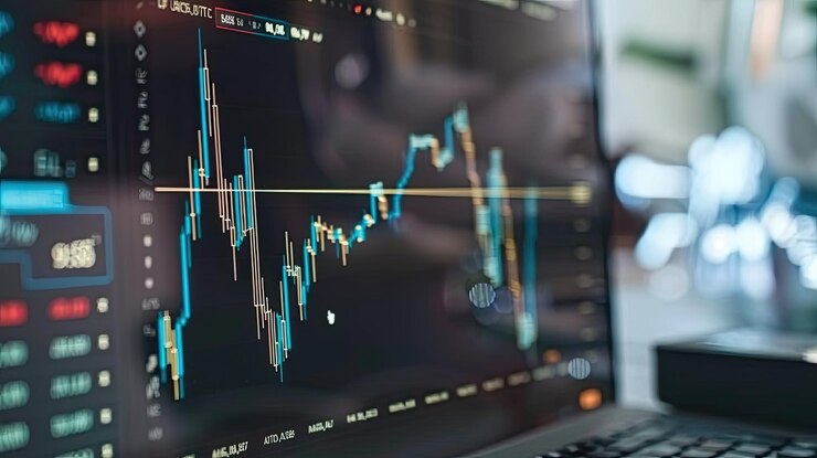empresario que hace una lluvia de ideas empresariales innovadoras y estrategias de mercado en una computadora portátil