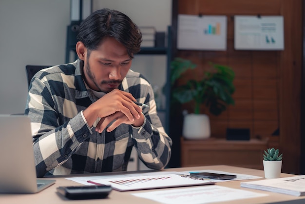 Foto empresario que lee informes financieros y contables para pensar en la estrategia y el plan de negocio