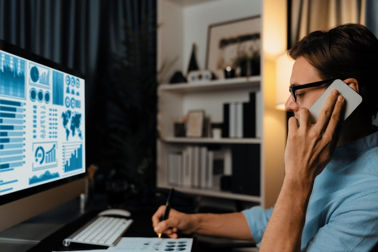 Foto empresario que llama con un teléfono inteligente para consultar datos comerciales pecuniario