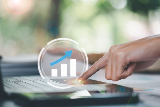 Empresario que muestra el crecimiento y el éxito de la empresa gráfico concepto de progreso en el desarrollo fi