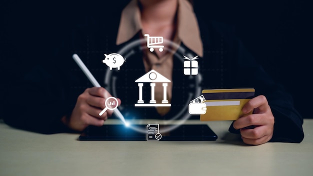 Empresario que muestra iconos de banca en línea y conexión a la red Compra de pagos en línea Tecnología de negocios y concepto de finanzas