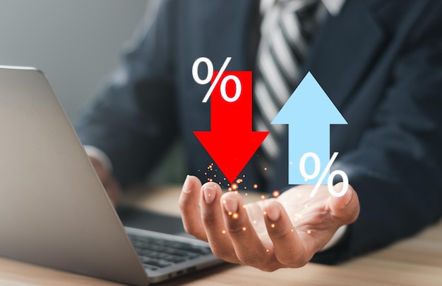 Empresario que muestra iconos de porcentaje y iconos de flecha arriba y abajo con indicadores gráficos Concepto de tasas de interés financieras y tasas hipotecarias Tasas de interés Acciones Finanzas Clasificaciones Tasas hipotecarias