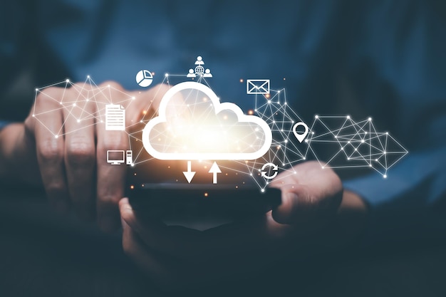 Empresario que posee Cloud Share Computing Technology Internet Storage Network Concept y una gran base de datos de grandes datos a través de la tecnología de InternetConcepto de almacenamiento de datos y servicio de Internet