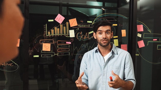 Empresario que presenta una idea o un plan de comercialización a un inversor cualificado Tracery