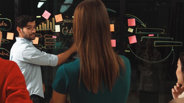 Empresario que presenta una idea o un plan de comercialización a un inversor cualificado Tracery