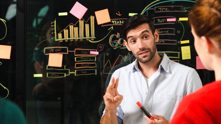 Foto empresario que presenta una idea o un plan de comercialización a un inversor cualificado tracery