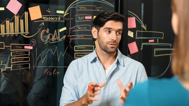 Foto empresario que presenta una idea o un plan de comercialización a un inversor cualificado
