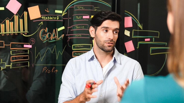 Foto empresario que presenta una idea o un plan de comercialización a un inversor cualificado