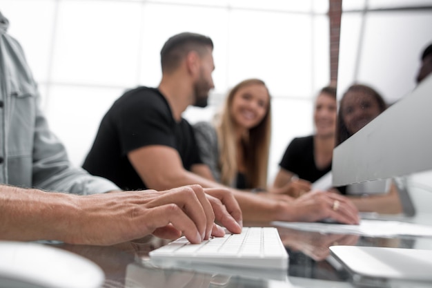 Empresario que presenta ideas y proyectos en computadoras portátiles y tabletas