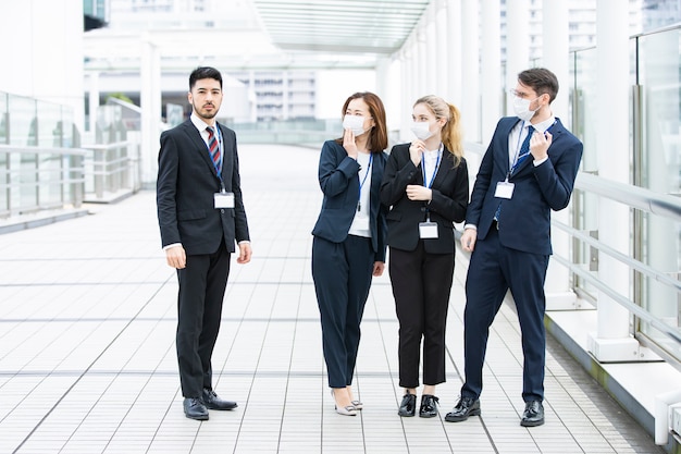 Foto empresario que se puede evitar sin una máscara