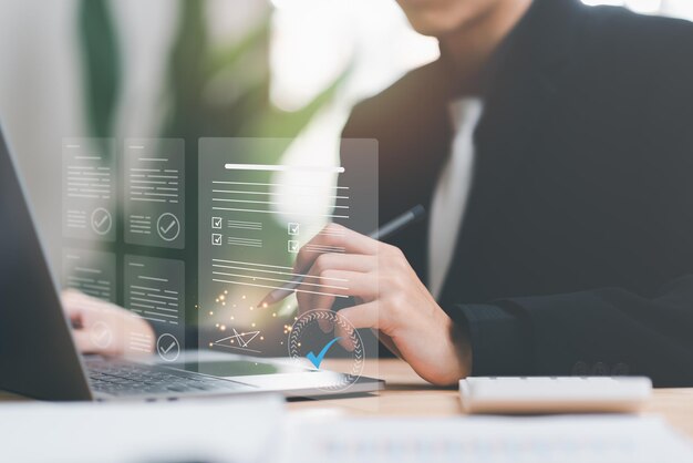 empresario que revisa y gestiona documentos y acuerdos comerciales en línea