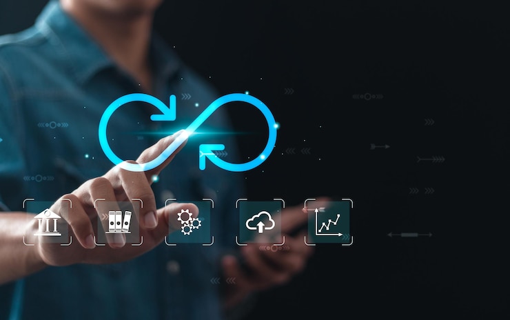 Foto empresario que sostiene el símbolo virtual del infinito con tecnología de marketing icono en línea para la economía circular y la estrategia de inversión bancaria y financiera