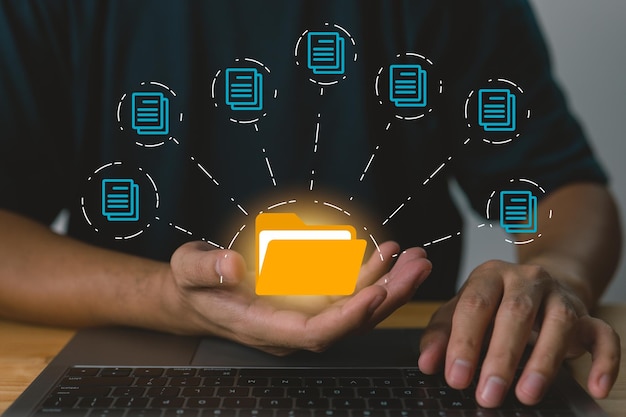 Empresario que tiene carpetas y software de iconos de documentos que buscan y administran archivos en bases de datos de documentos en línea para un archivo eficiente y datos de la empresa