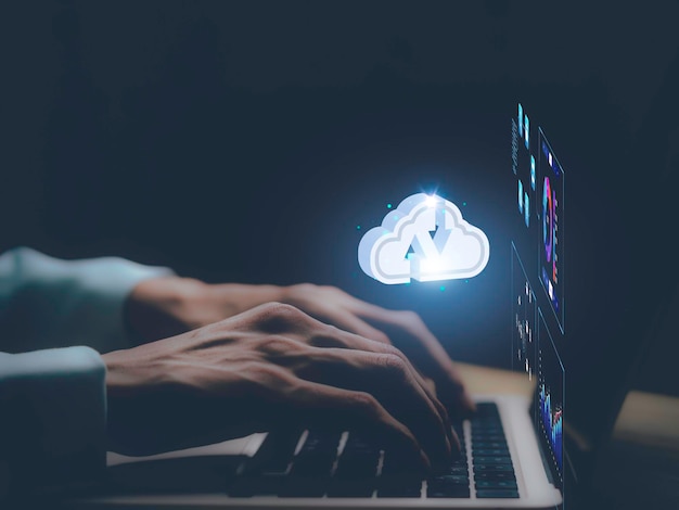 Empresario que trabaja con análisis de nube empresarial y sistema de gestión de datos en la gestión de documentos en línea y métricas conectadas a la base de datos Estrategia corporativa para la venta de operaciones financieras