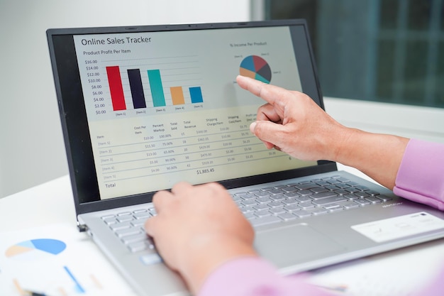 Empresario que trabaja y analiza con gráficos estadísticos en la oficina