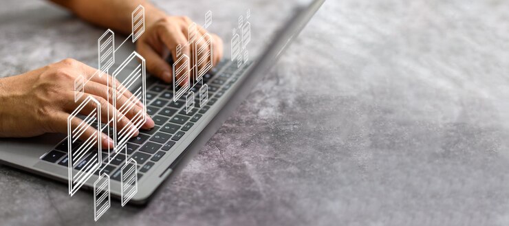 Foto empresario que trabaja desde casa usando una computadora portátil con pantalla virtual procesa datos y administra archivos en internet de manera eficiente sistema de base de datos de documentos en línea y concepto de sistema de gestión de documentos electrónicos