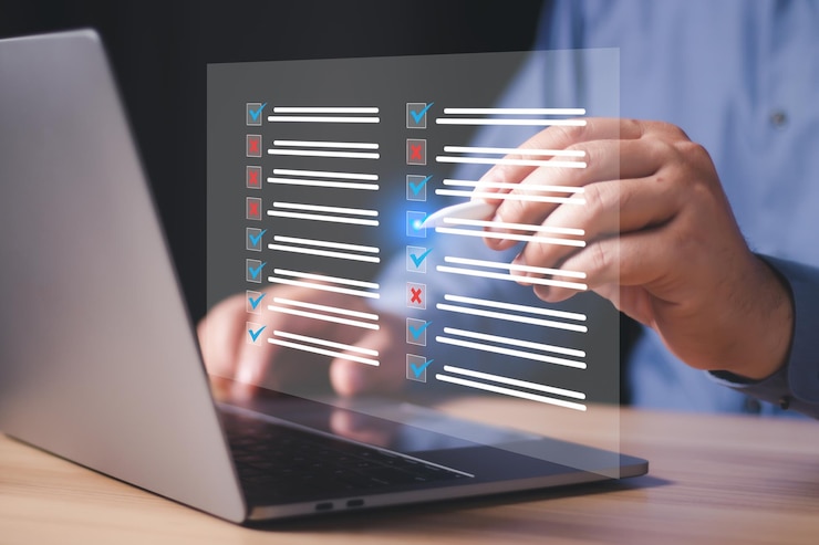 Foto empresario que trabaja en una computadora portátil lista de verificación de productividad y llenado de formulario de encuesta en línea sistema de gestión de documentos dms formulario de evaluación lista de verificación del cuestionario y gestión de tareas del clipboard