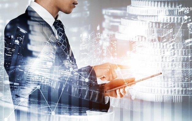 Empresario que trabaja con finanzas digitales gráfico de negocios de tecnología perceptiva
