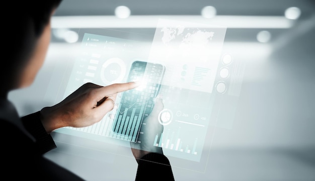 Empresario que trabaja con finanzas digitales gráfico de negocios de tecnología perceptiva