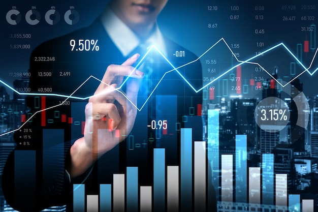 Empresario que trabaja con el gráfico de negocios de finanzas digitales de tecnología perceptiva