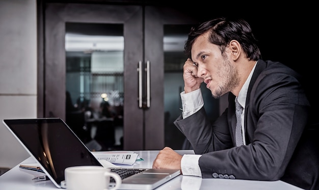 Foto empresario que trabaja en la oficina.