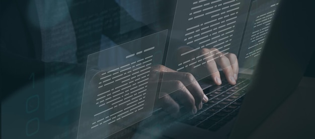 Empresario que trabaja en una pantalla virtual con documentos digitales administra la base de datos de documentación en línea