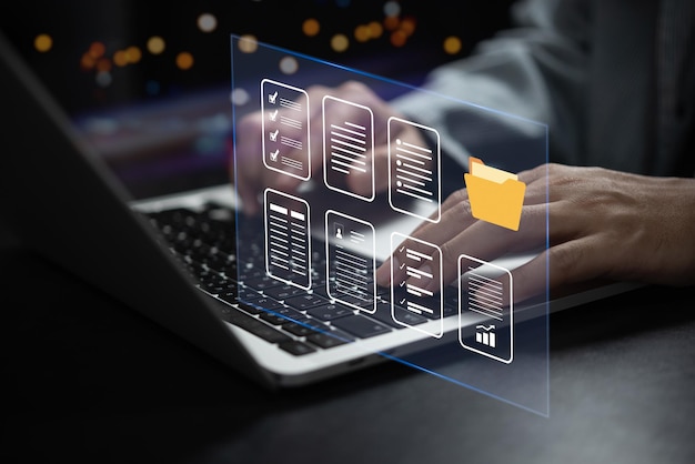 Foto empresario que trabaja en el sistema de datos y documentos en línea en una computadora portátil con pantalla virtual sistema de gestión de bases de datos y documentos en línea y concepto de carpeta de seguridad