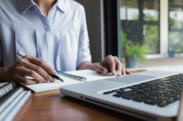 Empresário que trabalha na área de trabalho