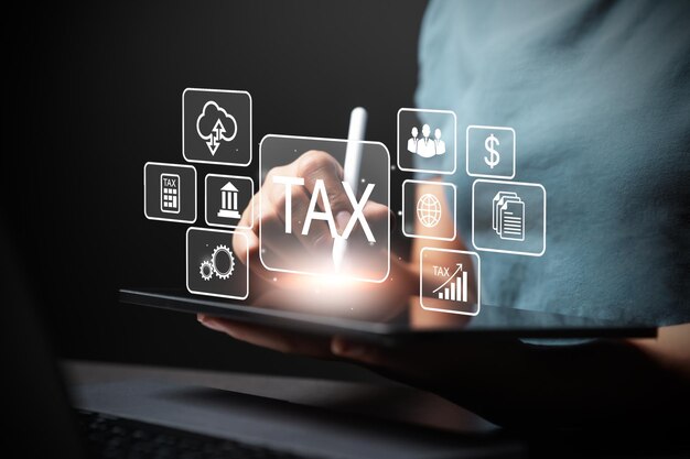 Empresario que usa la computadora para llenar el formulario de reembolso de impuesto sobre la renta Introduzca el formulario de impuesto en línea para pagar el impuesto