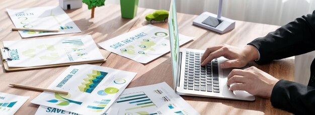 Empresario que usa una computadora portátil para planificar el marketing estratégico de productos ecológicosPioneros