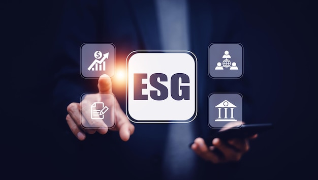 Empresario que usa el concepto ESG Medio ambiente Gobernanza social para la solución de política empresarial Banner del concepto ESG