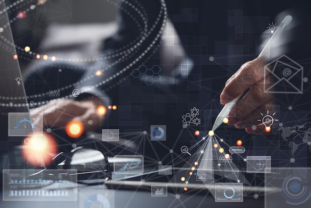 Empresario que usa una tableta digital tocando la pantalla con una interfaz de gráfico de negocios de innovación analizando un informe de marketing