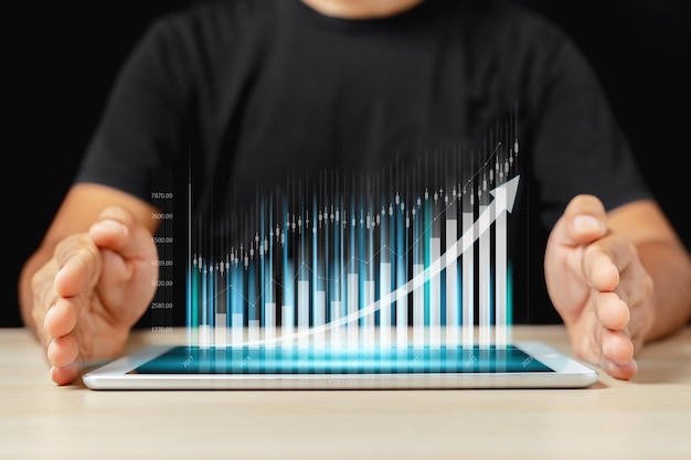 Empresario que usa tableta con gráfico comercial marketing bursátil análisis gráfico información estadísticas diagrama beneficio inversión y concepto de marketing