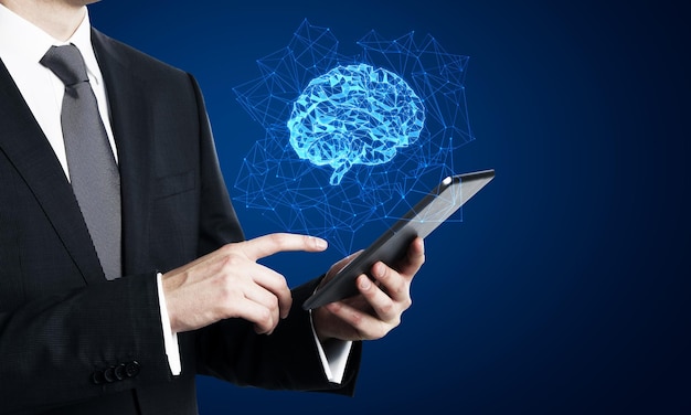 Empresario que usa un teléfono inteligente con un cerebro poligonal brillante y creativo sobre fondo azul AI y concepto futuro
