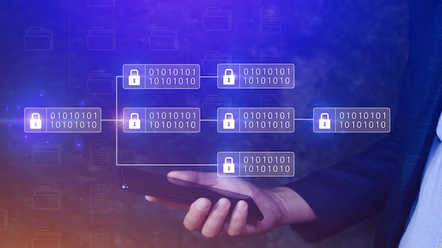 Empresario que usa un teléfono inteligente para el concepto de tecnología Blockchain con una cadena de bloques encriptados para asegurar criptomonedas y bitcoins para pagos en línea y transacciones de dinero