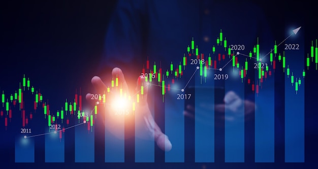 Empresario que usa un teléfono inteligente o una tableta que negocia en línea en el mercado de valores de bitcoin forex y otras criptomonedas de fichas ETH NFT