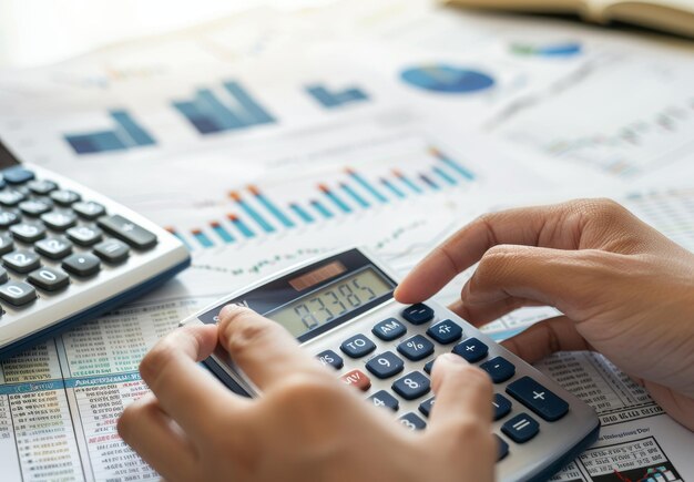 Empresario que utiliza una calculadora para comenzar la planificación financiera para el año