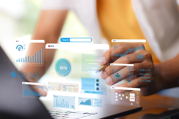 Empresario que utiliza la computadora para el desarrollo y el análisis de la gestión de la tecnología de datos