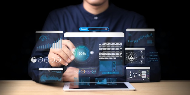 Empresario que utiliza la computadora para el desarrollo y el análisis Sistema de gestión de tecnología de datos